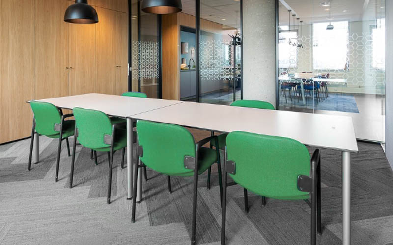 Herstoffering vergaderstoelen